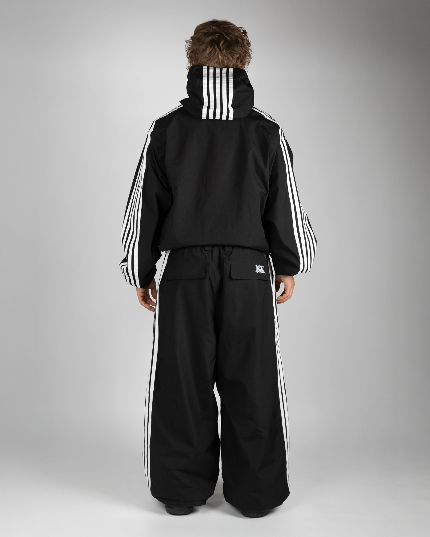 Black baggy snowpants full back view