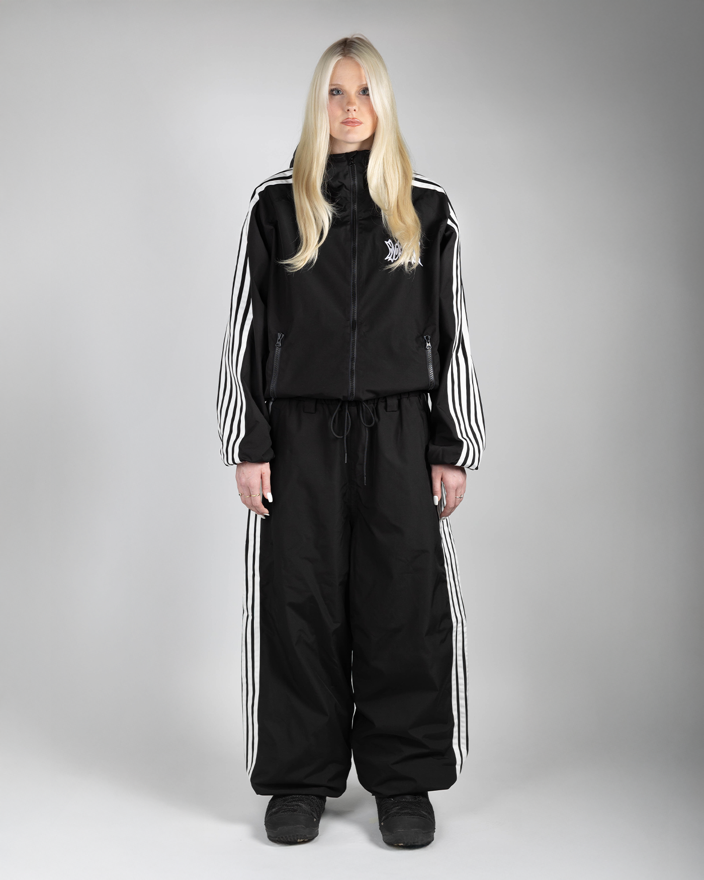 Black stripe snow jacket full front view on a woman (Hilla is 175cm wearing size L)