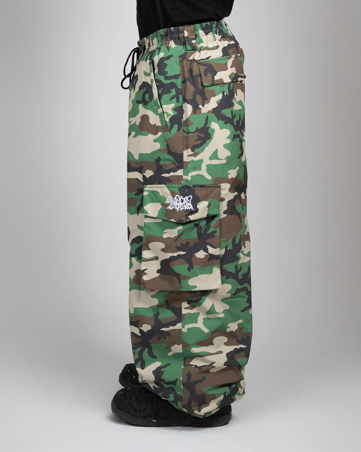 Camo baggy snowpants side view on model