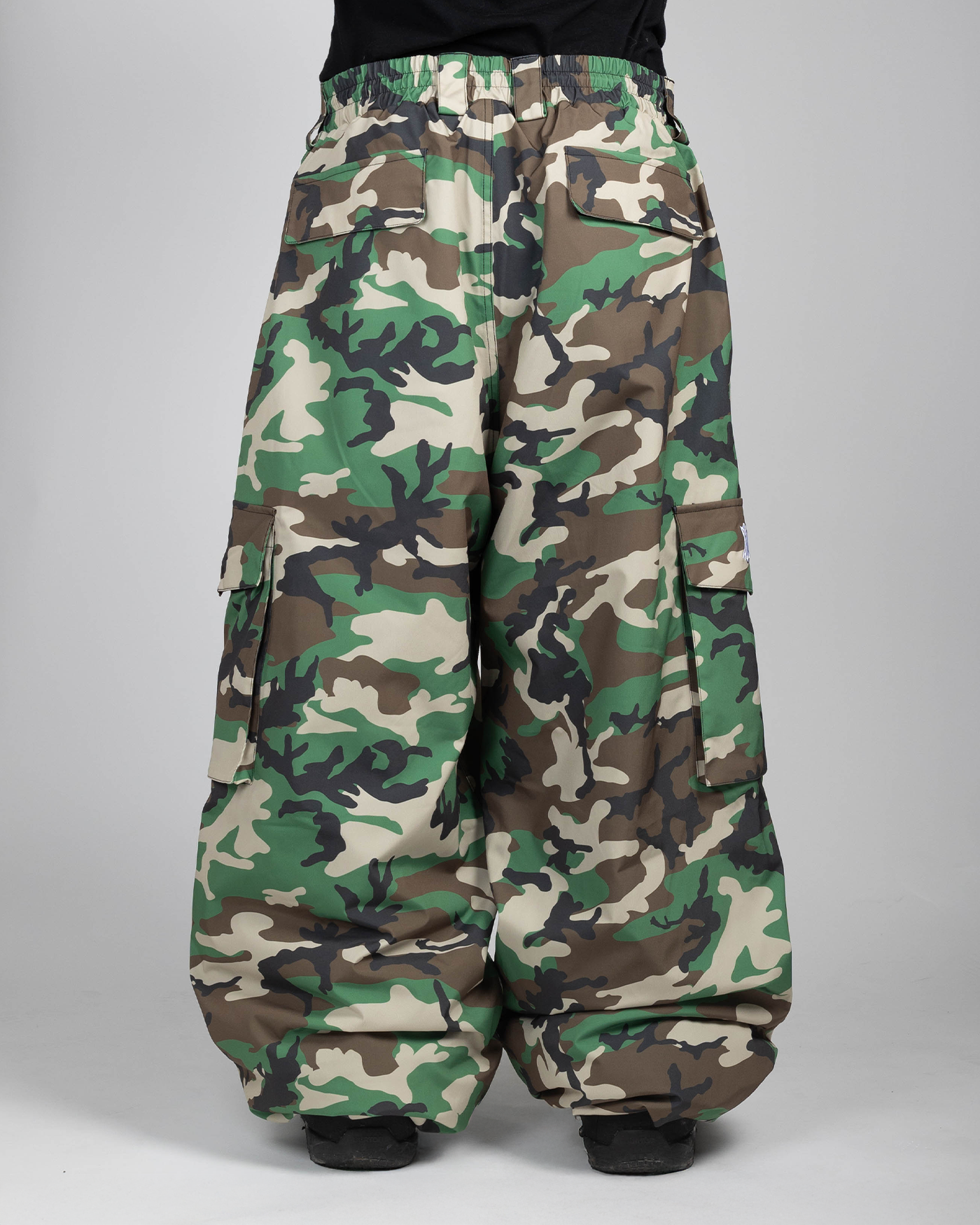Camo baggy snowpants back view