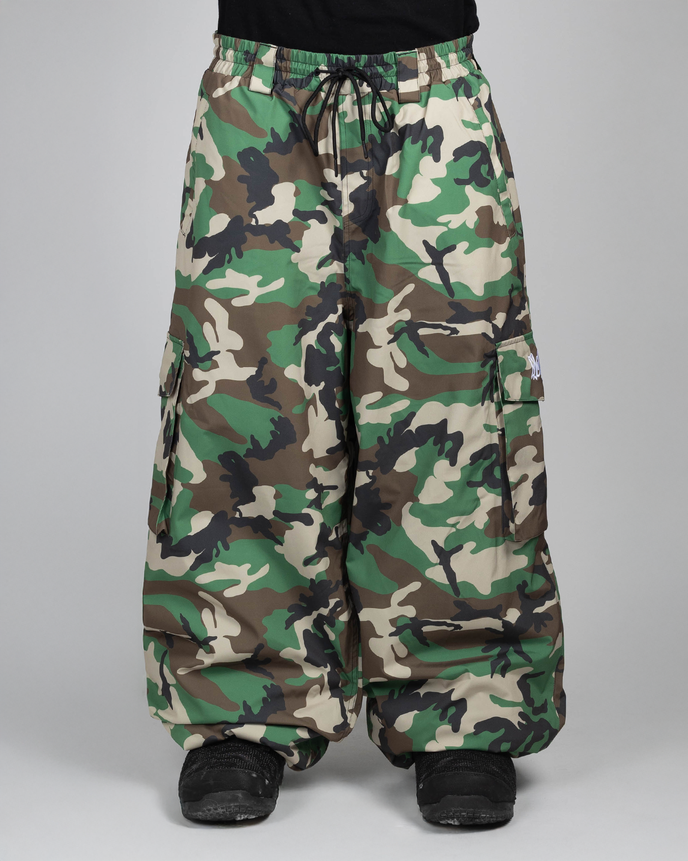 Camo baggy snowpants front view on model (Valtteri is 175cm wearing size XL)