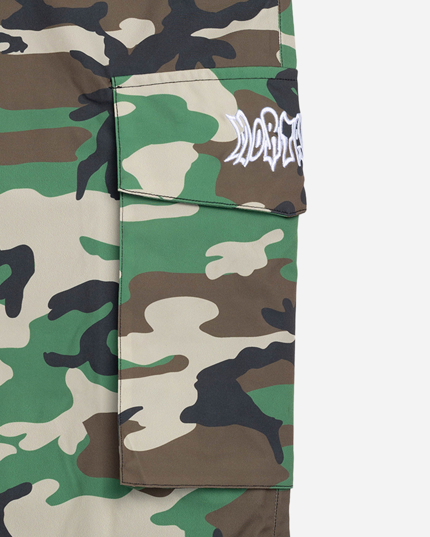 Camo baggy snowpants cargo pocket detail