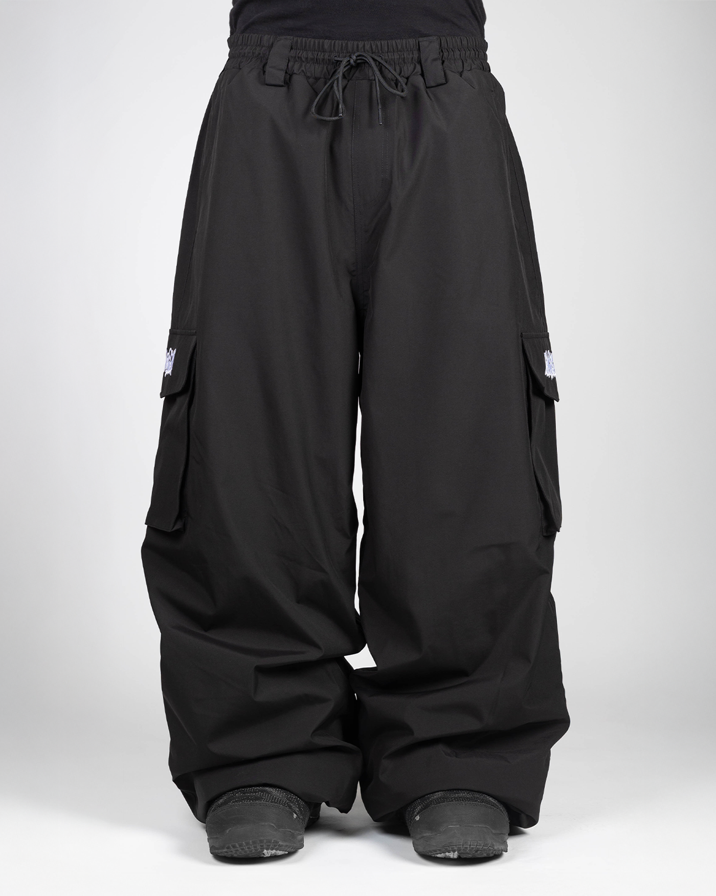 Black baggy snowpants front view on model (Topias is 180cm wearing size XXL)