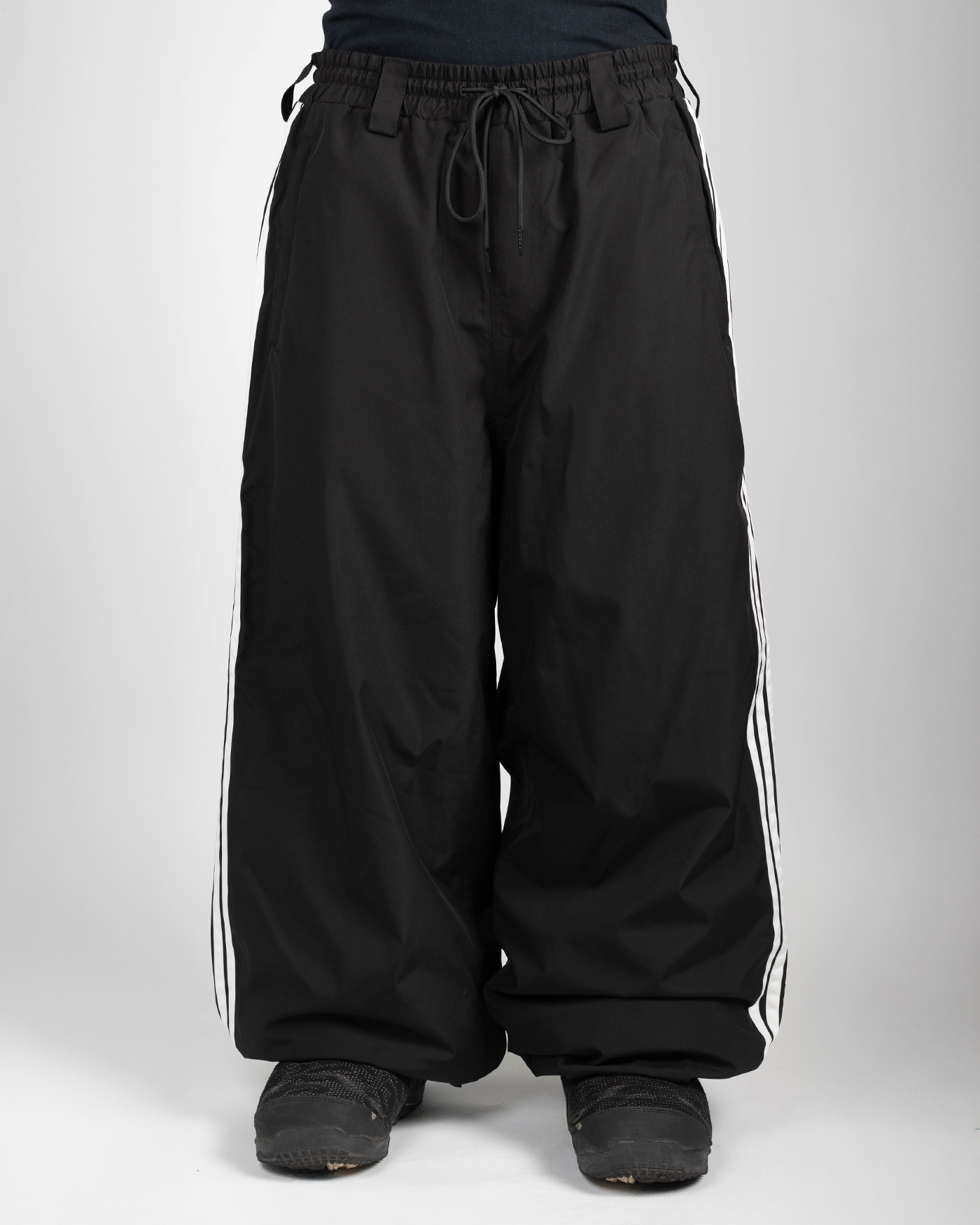 Black stripe baggy snowpants front view on model (Valtteri is 175cm wearing size XL)