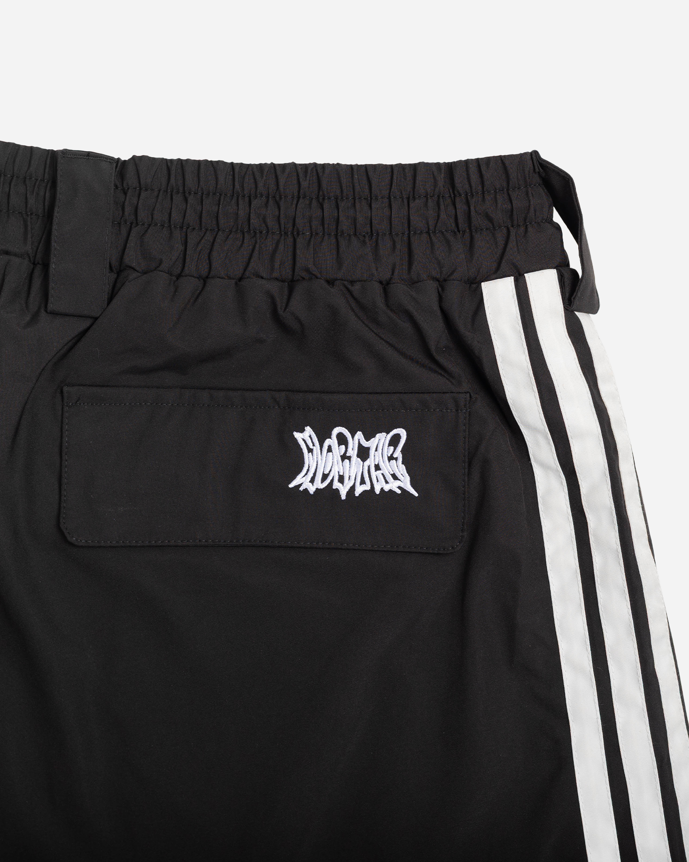 Black stripe baggy snowpants back pocket detail
