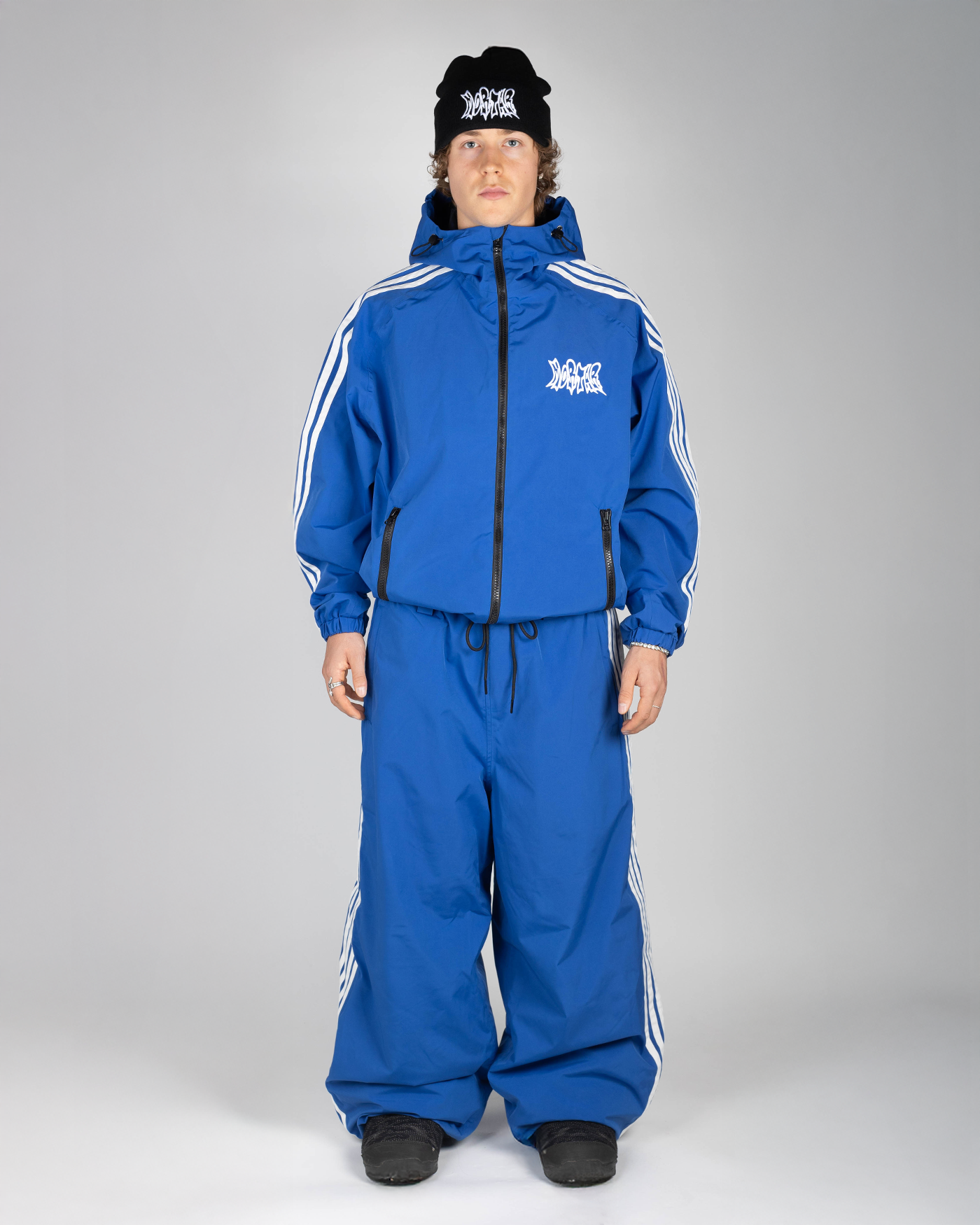 Blue stripe baggy snowpants full front view on a man