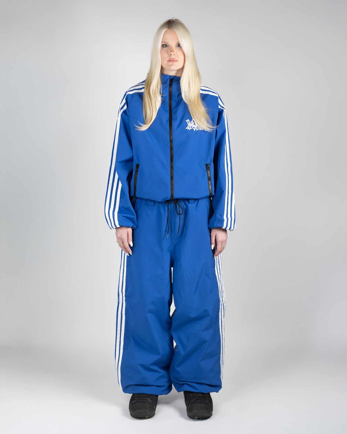 Blue baggy snowpants full front view on a woman (Hilla is 175cm wearing size L)