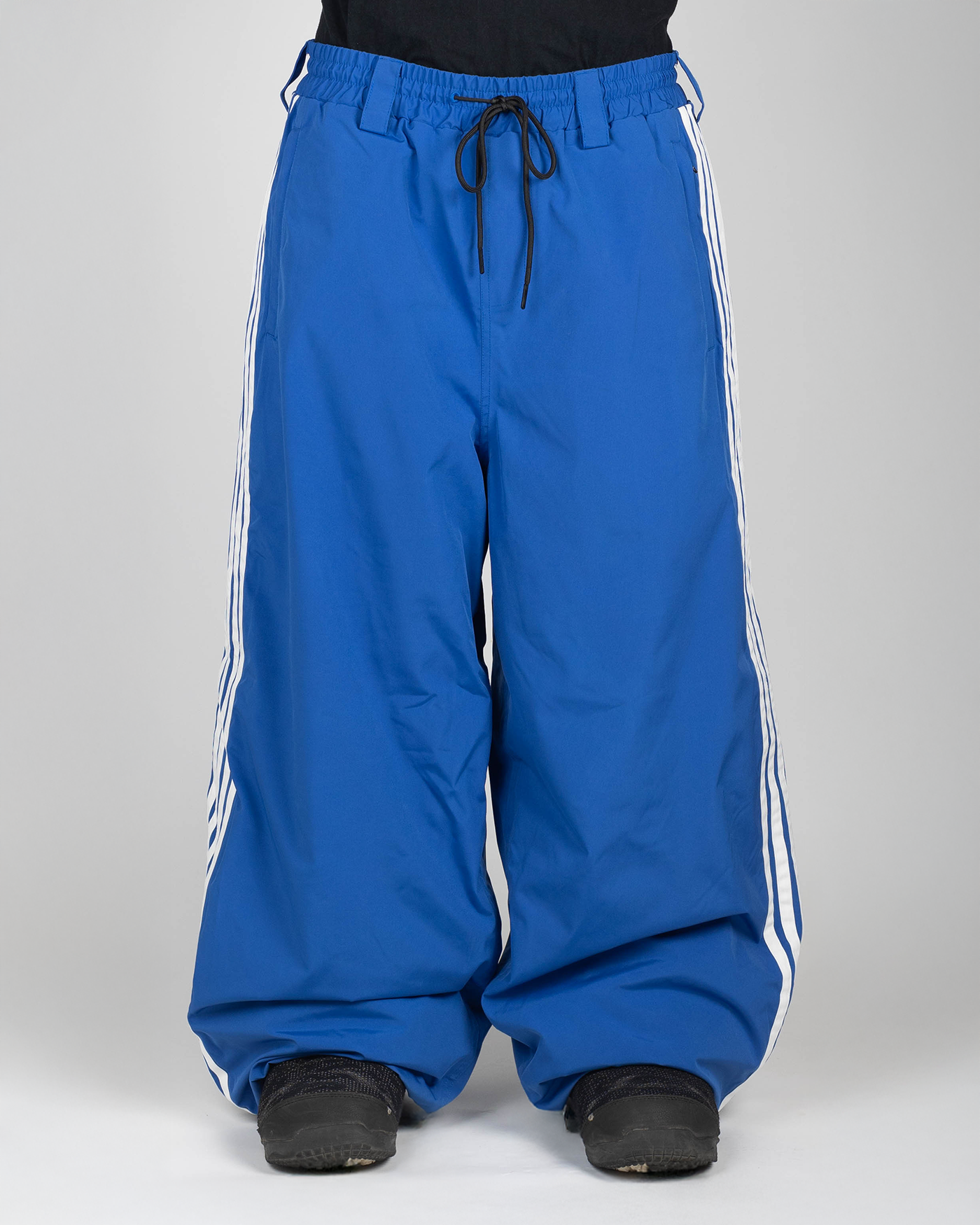 Blue stripe baggy snowpants front view on model (Valtteri is 175cm wearing size XL)