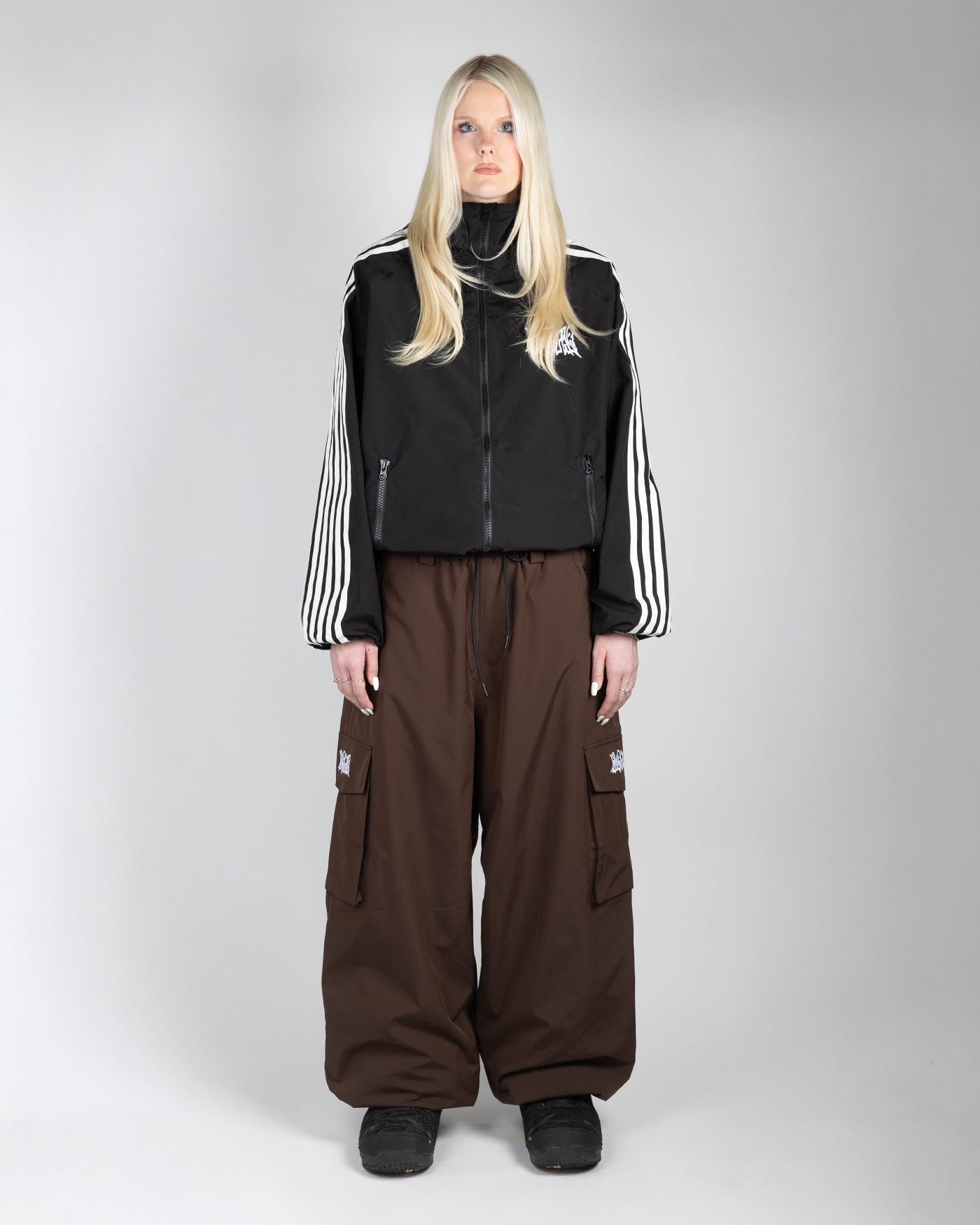  Brown baggy snowpants full front view on a woman (Hilla is 175cm wearing size L)