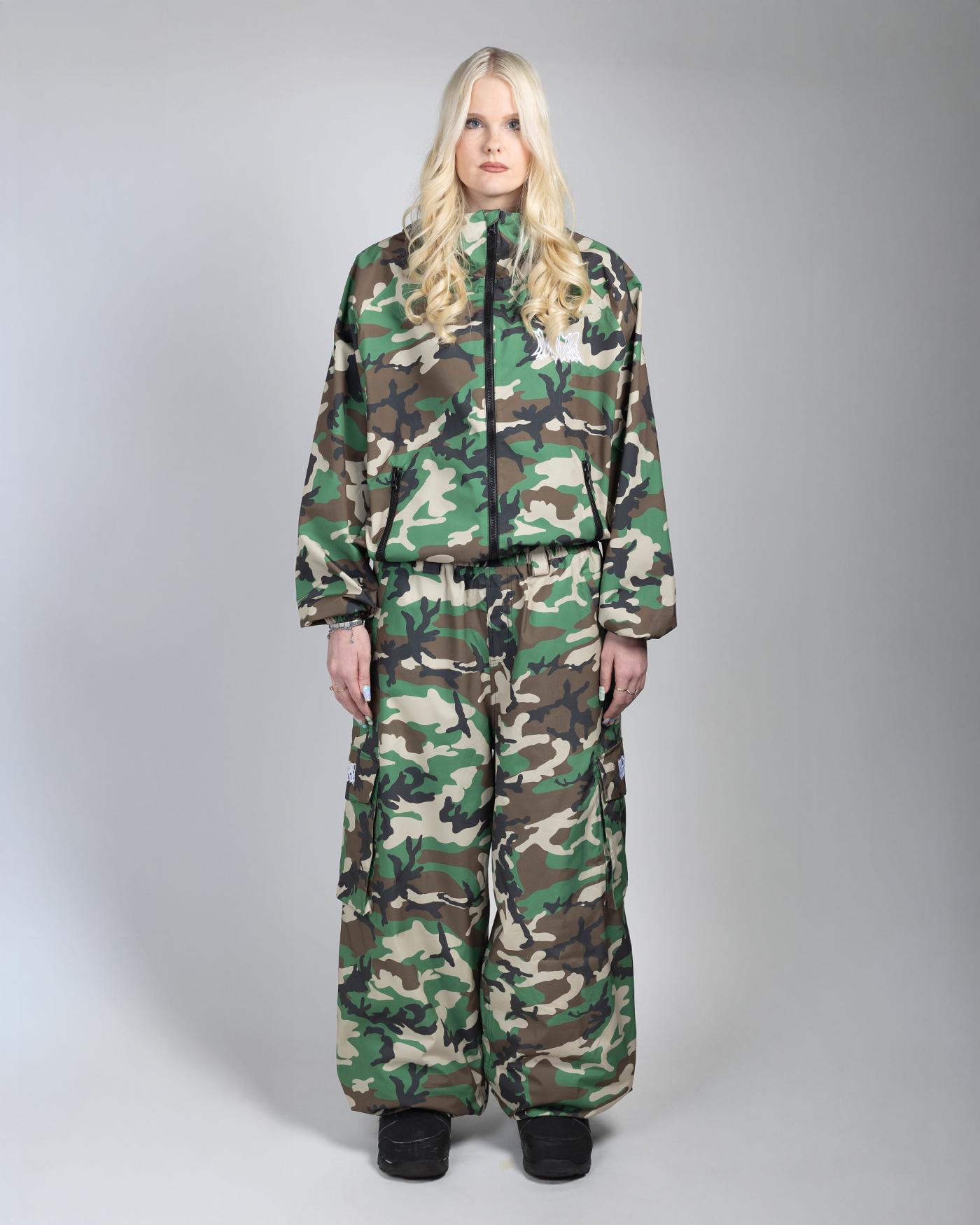 Camo baggy snowpants full front view on a woman (Hilla is 175cm wearing size L)