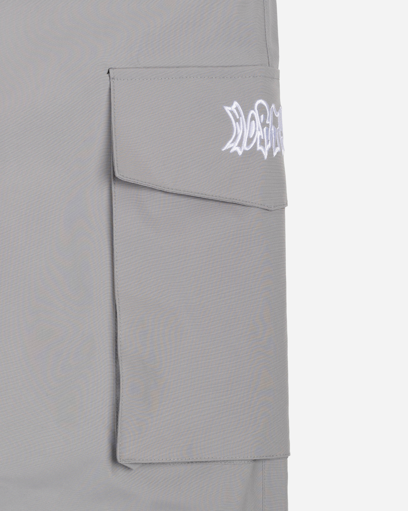 Grey baggy snowpants cargo pocket detail