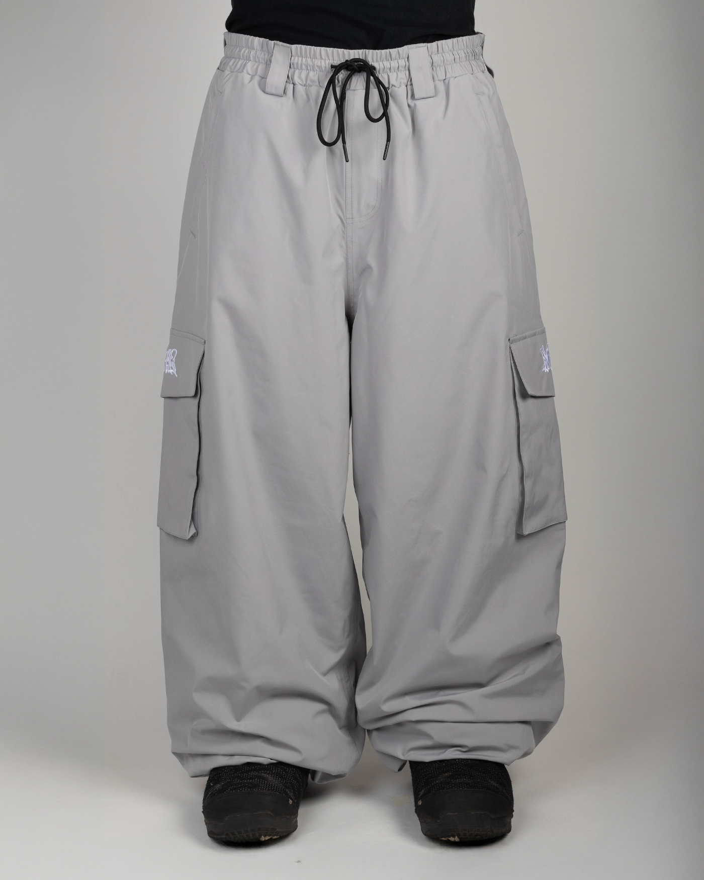 Grey baggy snowpants front view on model  (Valtteri is 175cm wearing size XL)