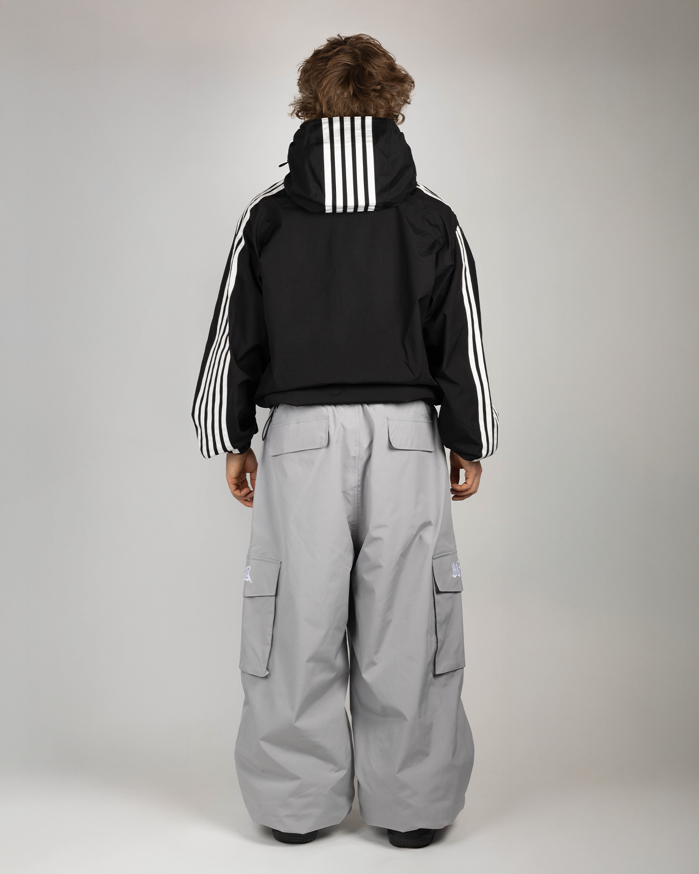 Grey baggy snowpants full back view