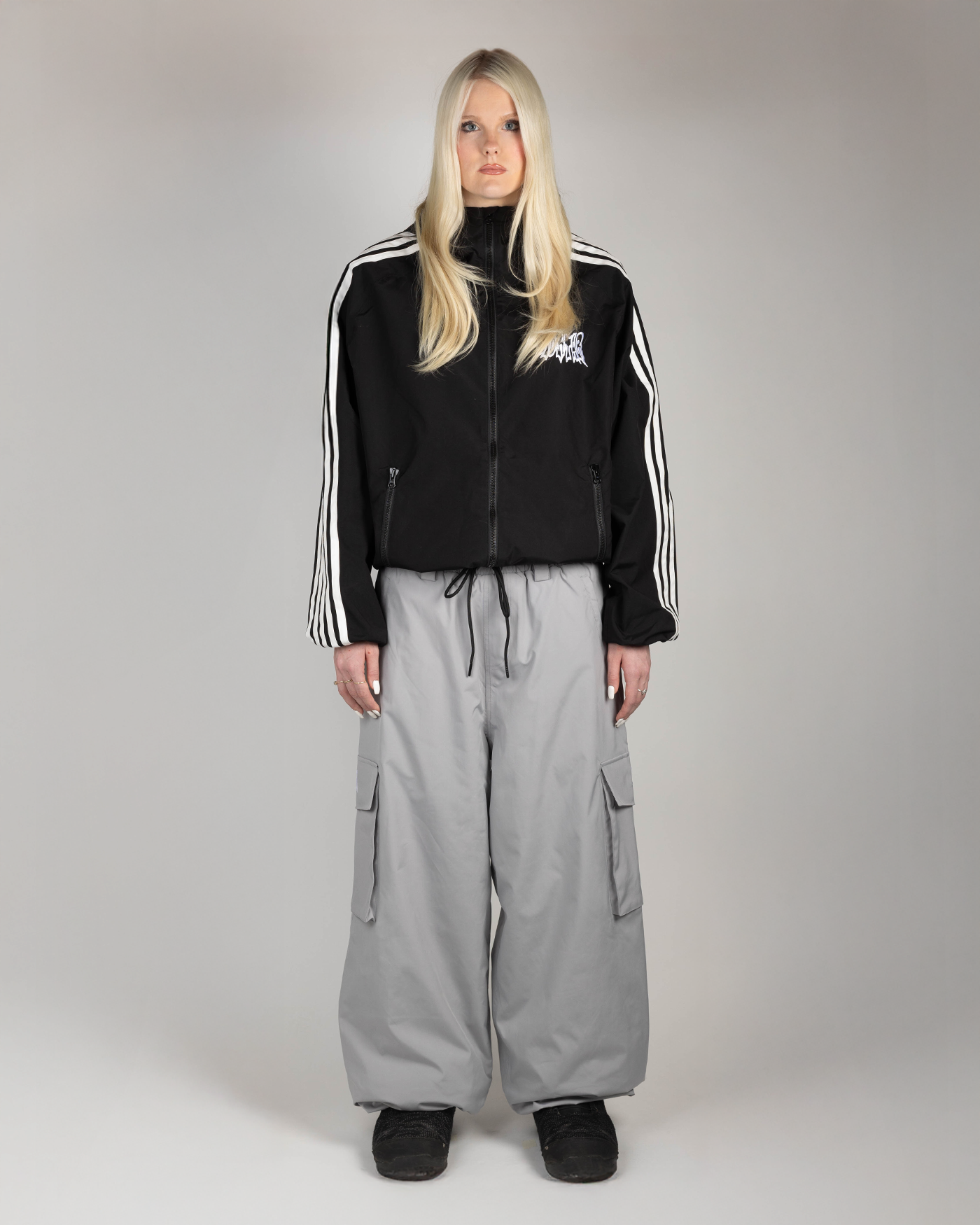  Grey baggy snowpants full front view on a woman (Hilla is 175cm wearing size L)
