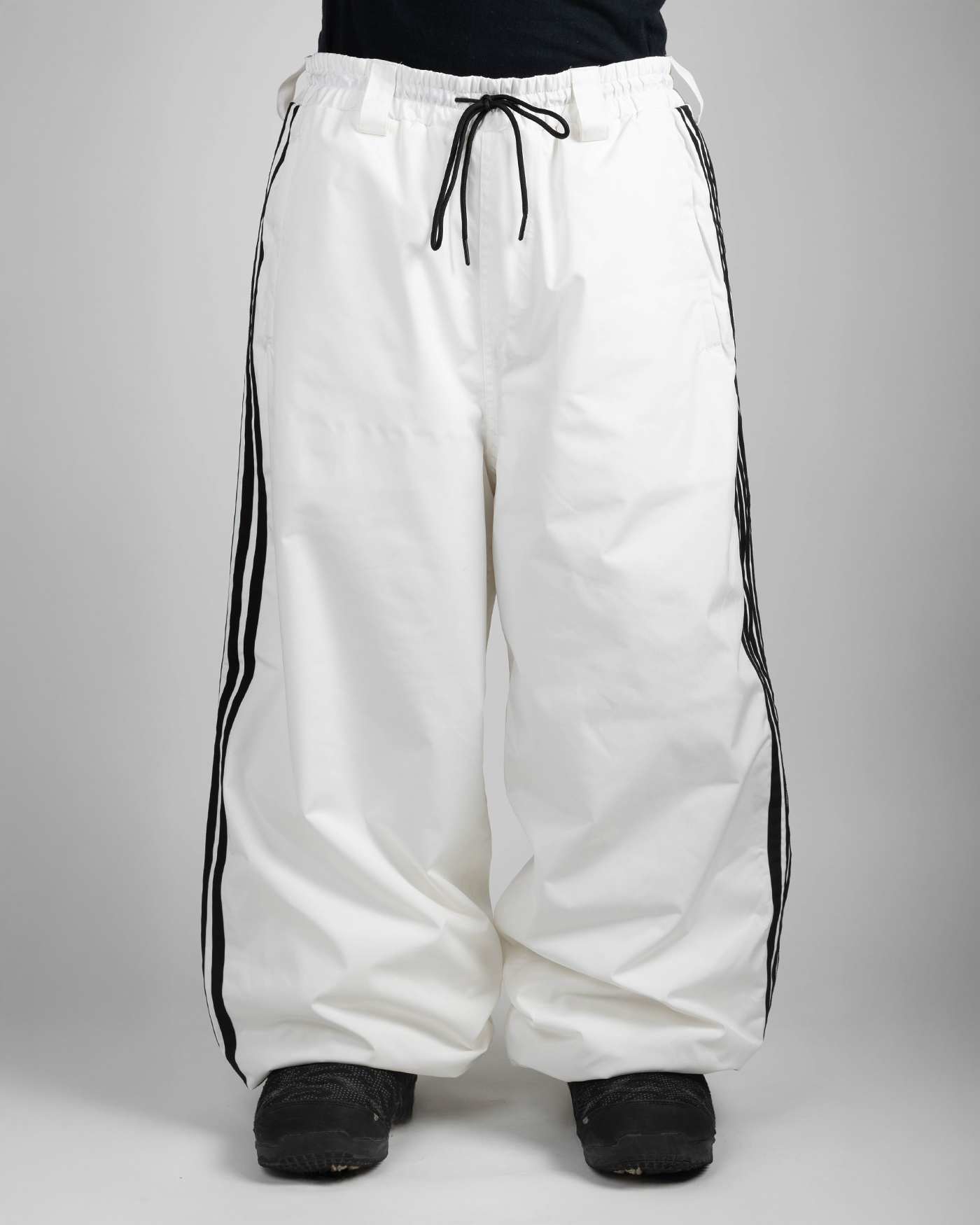 White stripe baggy snowpants front view on model (Valtteri is 175cm wearing size XL)