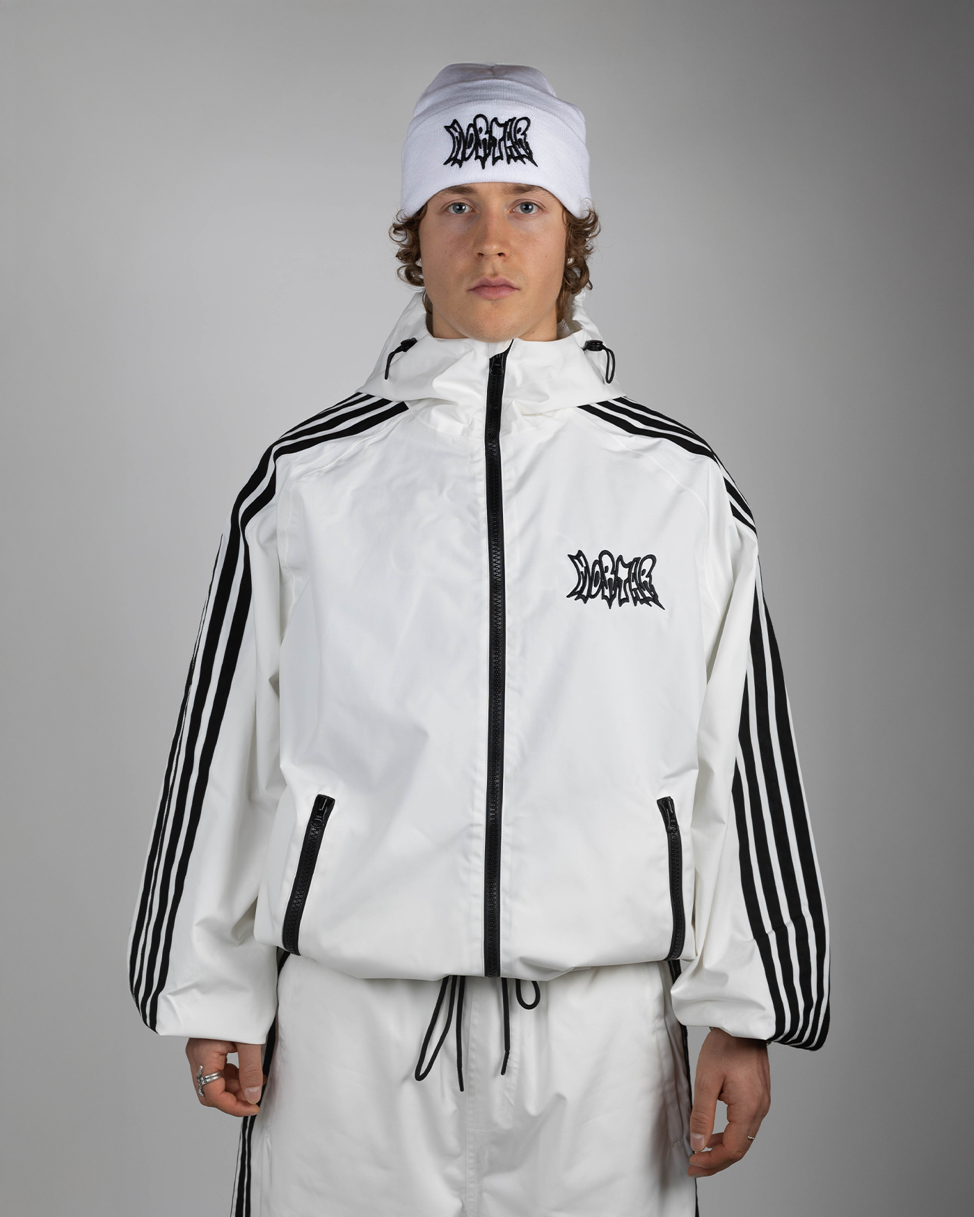 White snow jacket front view on model  (Valtteri is 175cm wearing size XL)