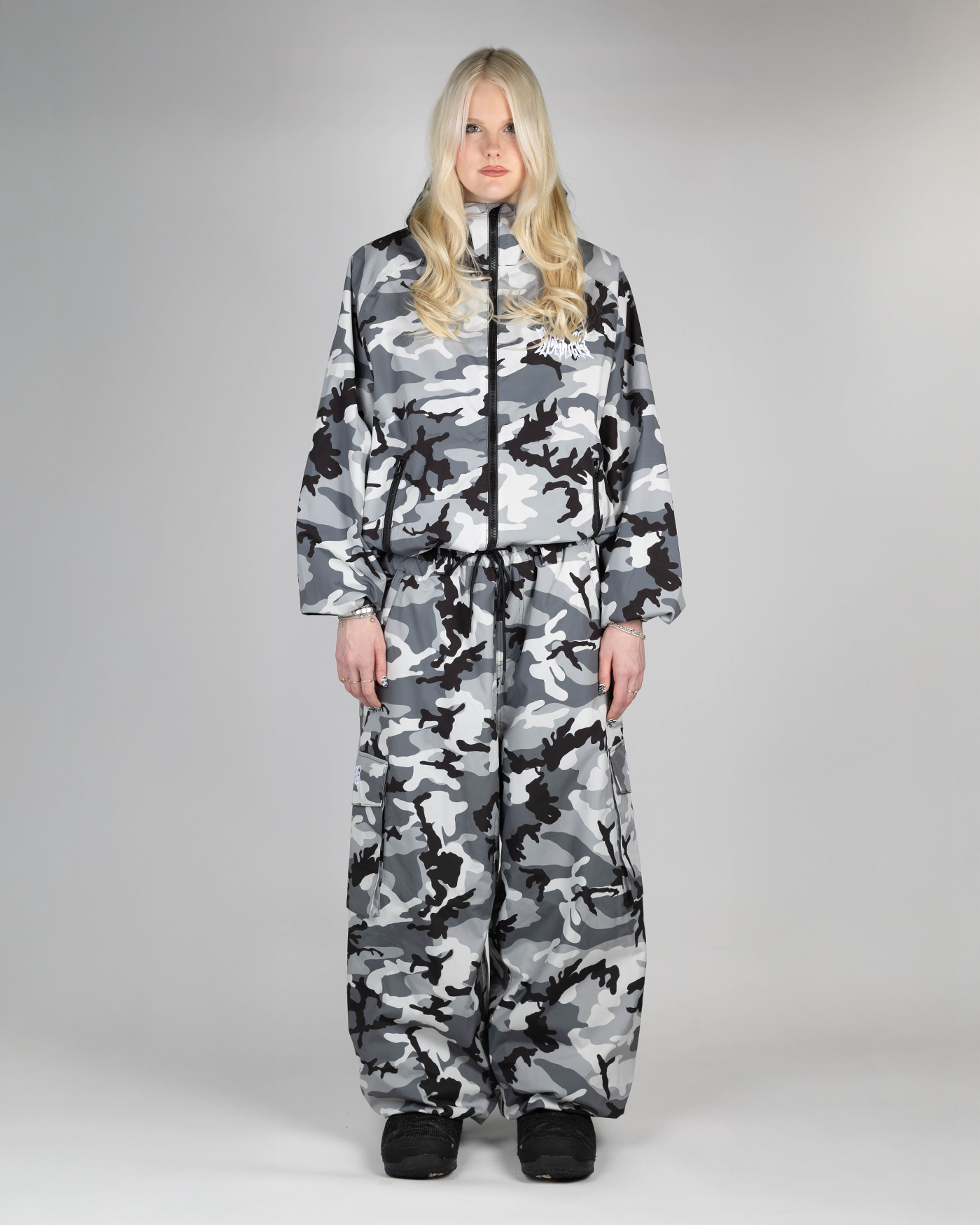 Black stripe snow jacket full front view on a woman (Hilla is 175cm wearing size L)